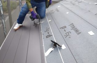 屋根カバー　ガルバリウム鋼板設置　状況
