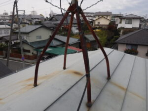 屋根の上に設置してあるアンテナの足から錆が発生しています。