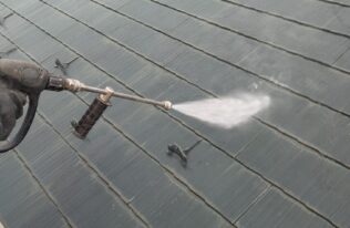 屋根　高圧水洗浄状況