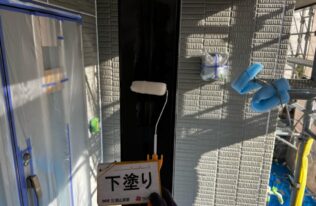 玄関柱下塗り　状況