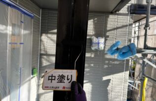 玄関柱中塗り　状況