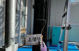 玄関柱上塗り　状況