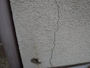 梅雨前　外壁塗装　劣化　ひび割れ