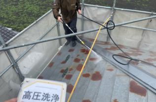 屋根　高圧洗浄状況