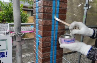 外壁目地　均し作業状況