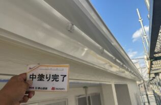 破風・軒樋　中塗り完了