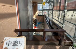 ベランダ・笠木・手すり　中塗り状況