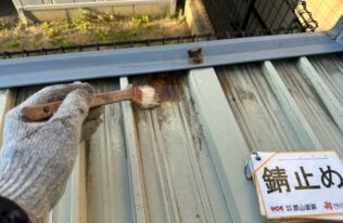 物置屋根　錆転換剤塗布状況