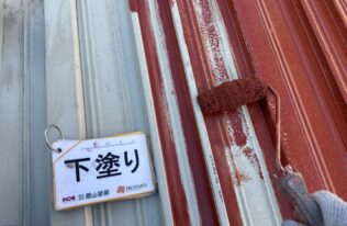 物置屋根　下塗り状況