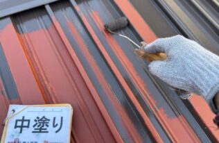 物置屋根　中塗り状況