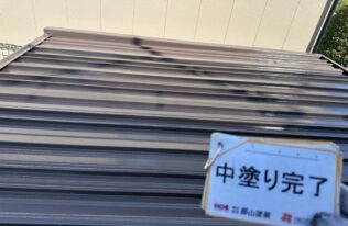 物置屋根　中塗り完了