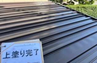 物置屋根　上塗り完了