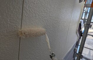 外壁上塗り　状況
