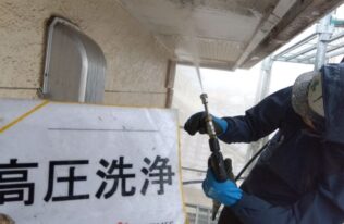 軒天　高圧洗浄状況
