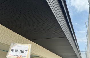 軒天　中塗り完了