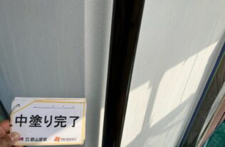 竪樋　中塗り完了