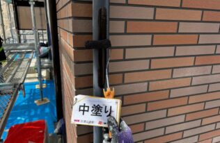竪樋中塗り　状況