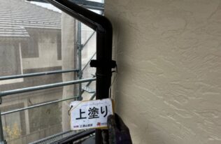 竪樋上塗り　状況