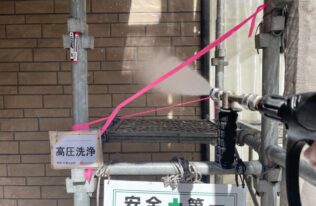 高圧洗浄は、強力な水圧を利用して外壁の汚れを除去する方法です。 これにより、汚れや古い塗膜を効果的に取り除き、新しい塗膜の密着性を高めます。