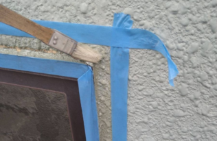 サッシ周りにシーリング専用のプライマーを塗布している状況です。