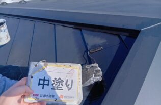 屋根の中塗り塗装をしている状況です。