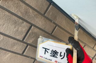 軒天の下塗り状況です。
