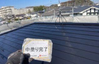 屋根の中塗りが完了しました。