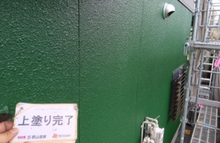 外壁の上塗り塗装が完了しました。