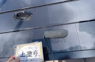 屋根の上塗り塗装状況です。