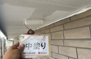 軒天の中塗り状況です。　