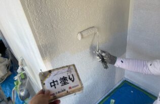外壁（ブロークンホワイト）の中塗り状況です。