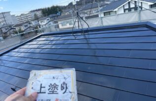 屋根の上塗りが完了しました。