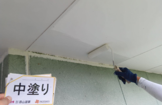 軒天の下塗り塗装状況です。　