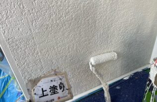 外壁（ブロークンホワイト）の上塗り状況です。