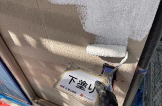 外壁の下塗り塗装をしている状況です。