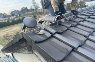 瓦の大棟撤去作業橋上です。