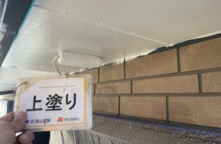 軒天の上塗り状況です。　