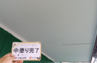 軒天の中塗り塗装完了です。　