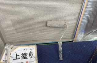 外壁（ベイジュ）の上塗り状況です。