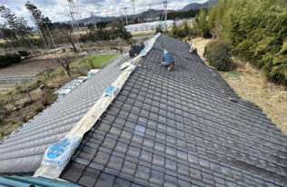 瓦の棟下地取付状況です。