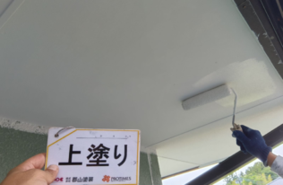   軒天の上塗り塗装状況です。