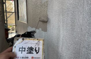 外壁の中塗り塗装をしている状況です。
