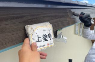 破風の上塗り状況です。