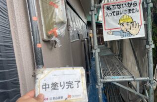 外壁の中塗りが完了しました。