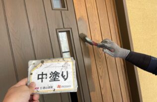 玄関ドアの中塗り状況です。