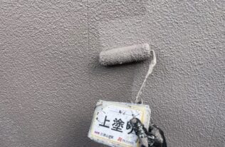 外壁の上塗り塗装をしている状況です。