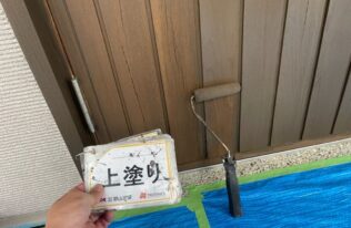玄関ドアの上塗り状況です。