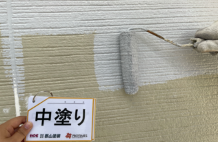 外壁（クールグレイ）の中塗り状況です。