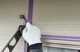 外壁目地の専用プライマー塗布状況です。