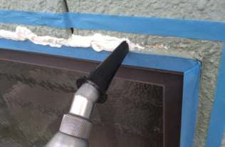 サッシ周りにシーリングの打設をしている状況です。